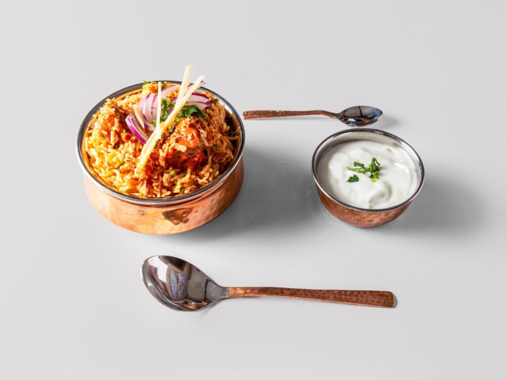 Krydret biryani med yoghurt i kobberskåle