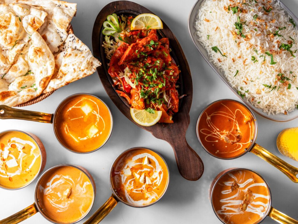 Traditionel indisk mad med karryretter og naanbrød