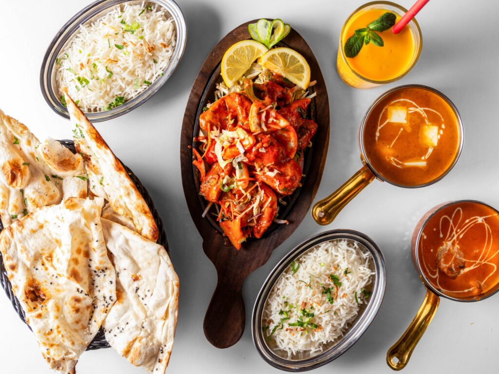 Indisk mad med ris, naan og linsesuppe