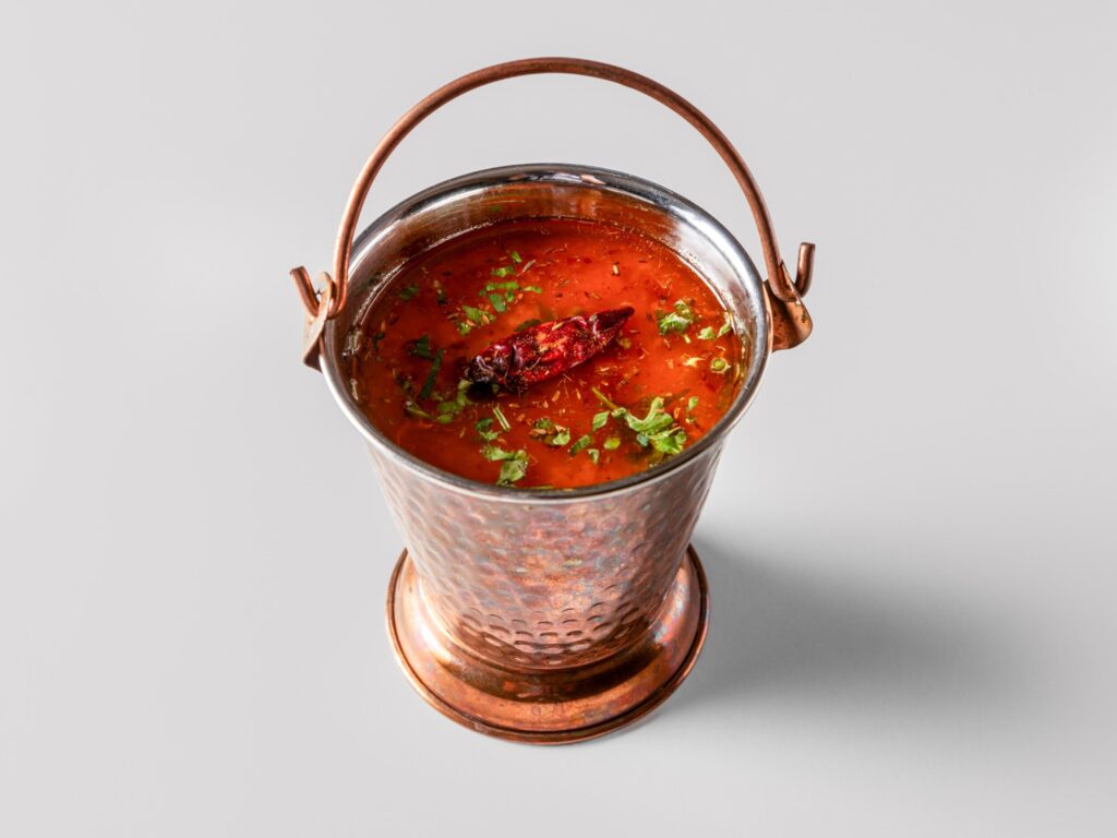 Indisk suppe i kobberspand med krydderier