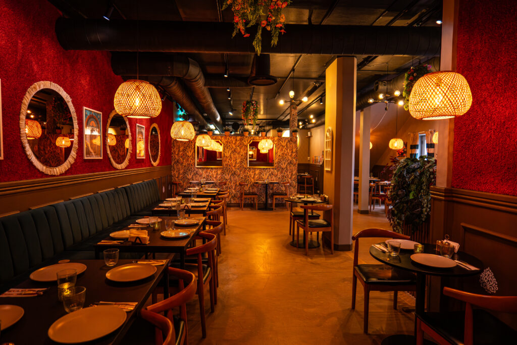 Moderne restaurantinteriør med hyggelig belysning