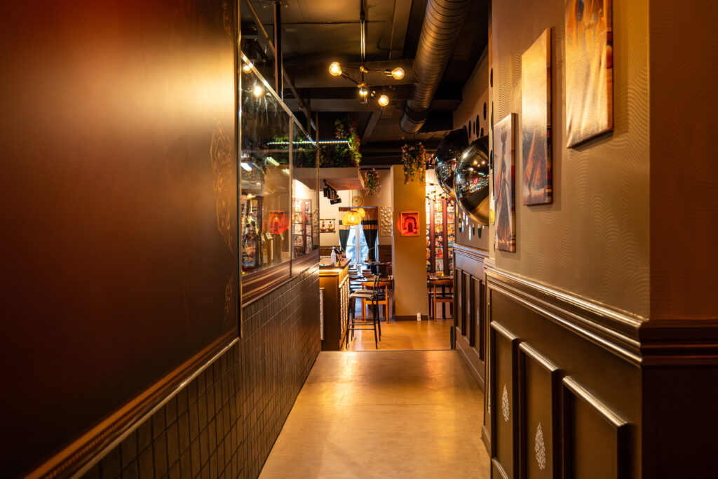 Moderne restaurantinteriør med kunst på væggene