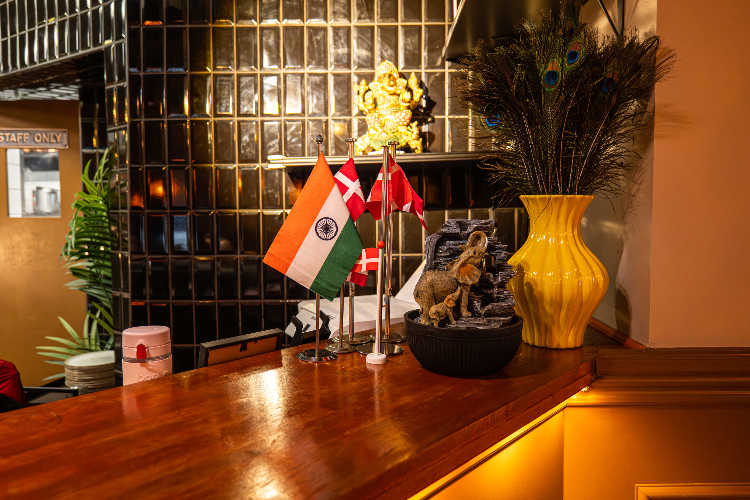 Indisk og dansk flag på restaurant reception
