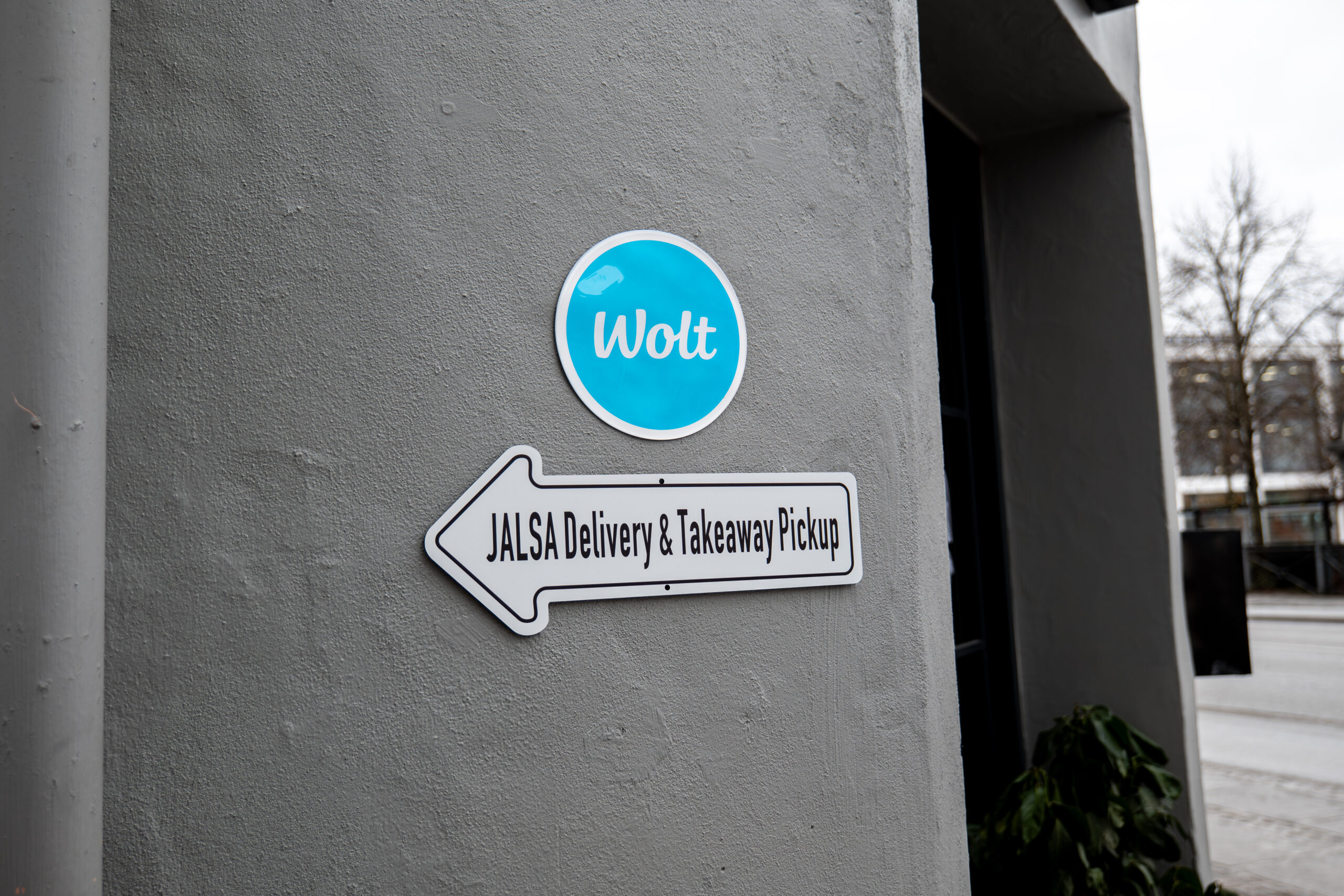 Vægskilt med Wolt og JALSA levering