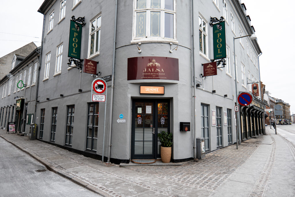 Indisk restaurant på hjørne med poolskilte