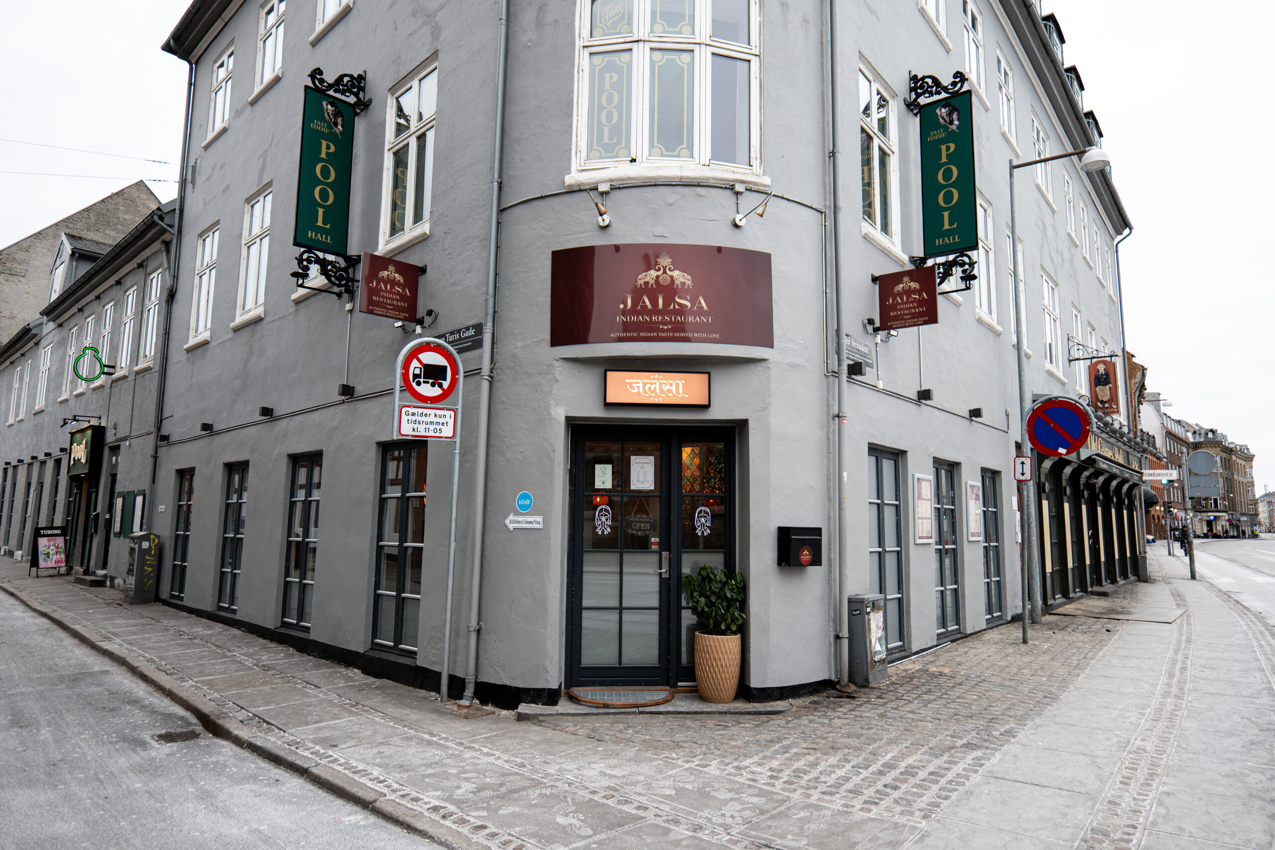Indisk restaurant på hjørne med poolskilte