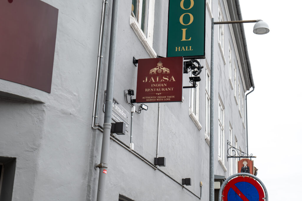 Indisk restaurant Jalsa skilt på grå bygning