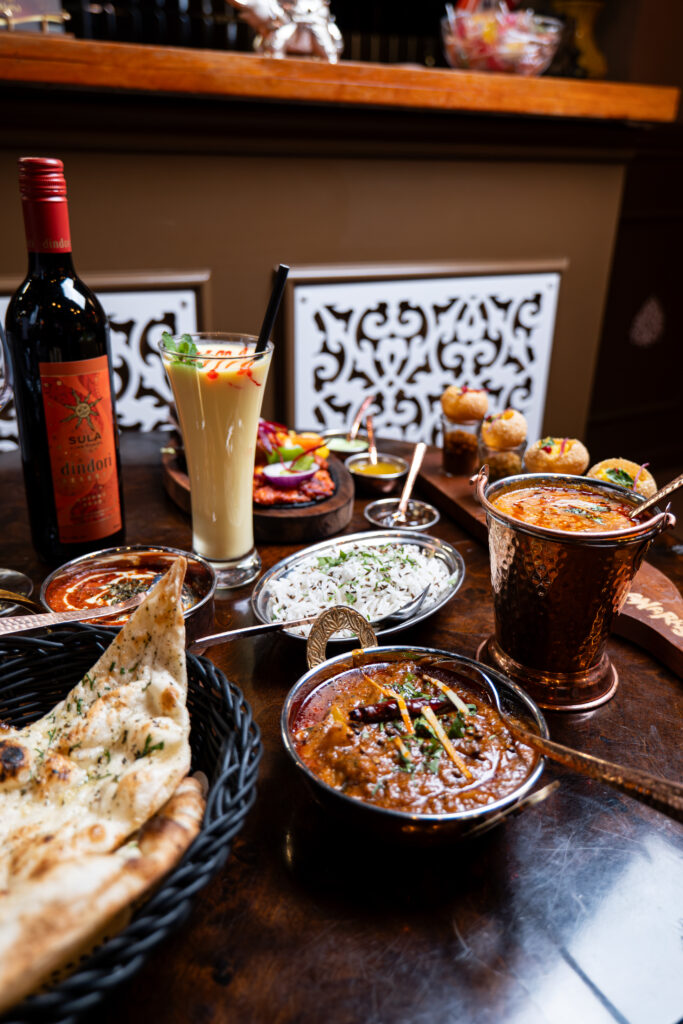 Indisk festmåltid med ris, naan og karryretter